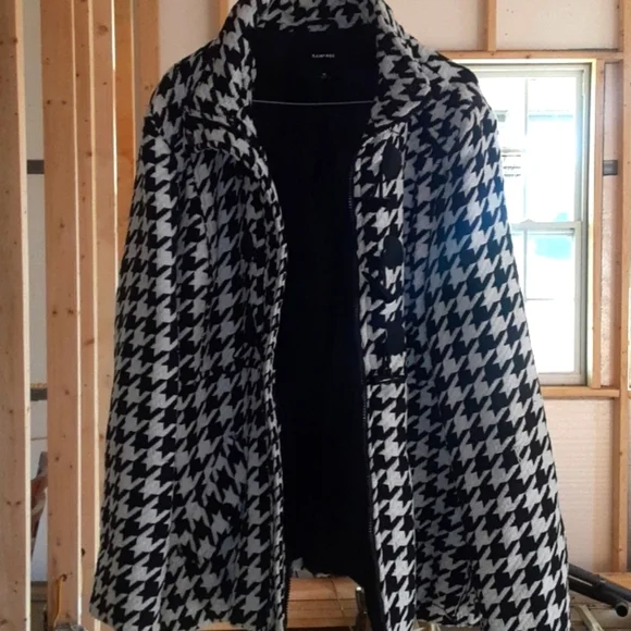 Stylish Black and White Houndstooth Coat - Picture 6 of 6